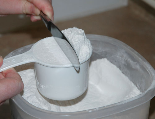 http://thecookinggeek.com/wp-content/uploads/2011/03/level-off-flour.jpg